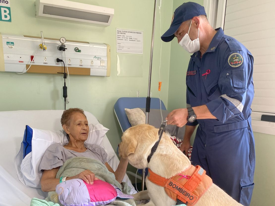 Cães do Corpo de Bombeiros Militar de Santa Catarina levam amor e alegria aos pacientes do CEPON em ação do Outubro Rosa 3