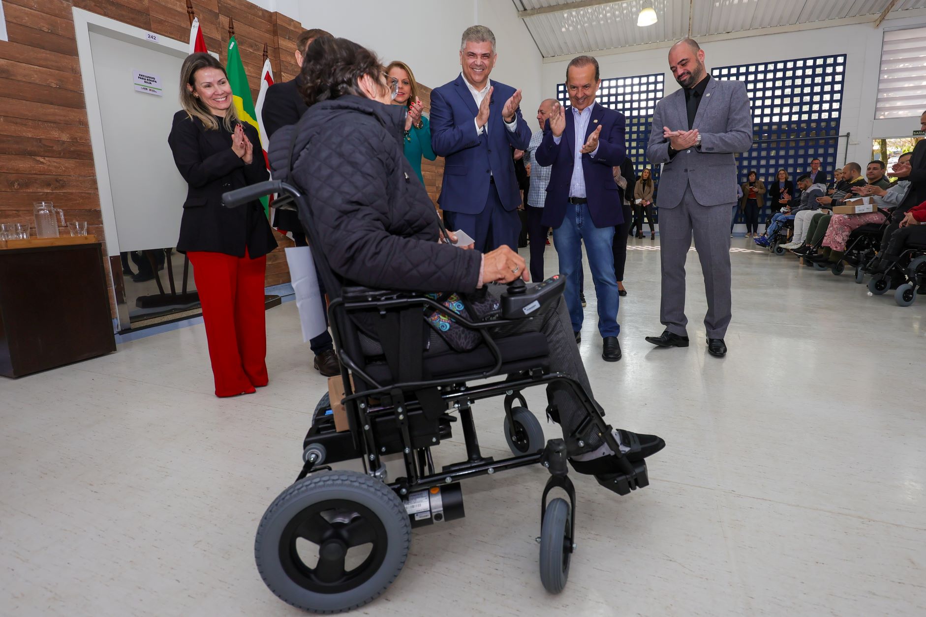 Governo do Estado entrega cadeiras de rodas motorizadas a pacientes do SUS
